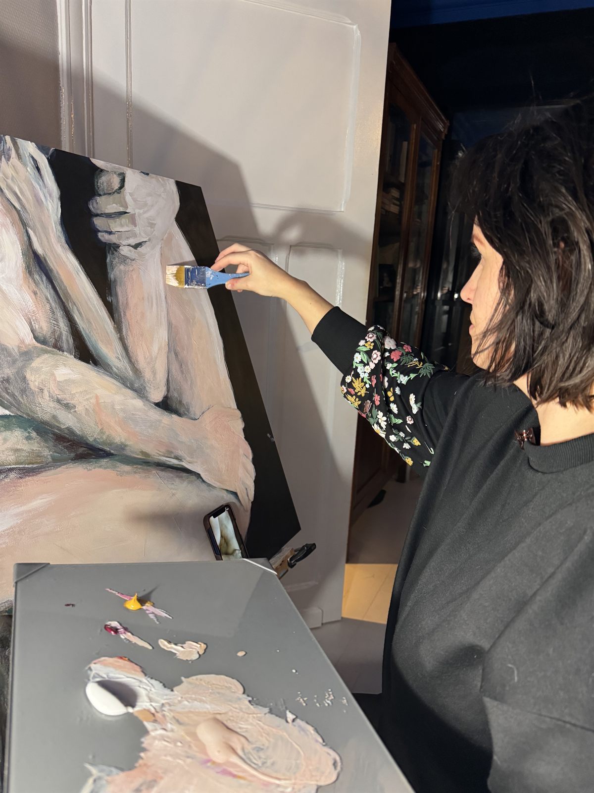 Astrid aan het schilderen in haar atelier